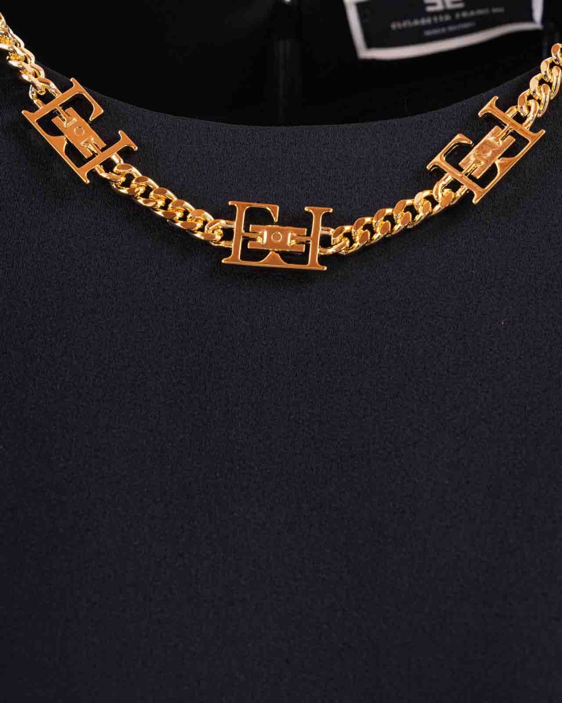 shop ELISABETTA FRANCHI Saldi Abito: Elisabetta Franchi abito asimmetrico in crêpe a girocollo.
Abito in crêpe satin arricciato con maniche lunghe. 
È caratterizzato da un drappeggio che parte dal fianco e termina con balza al fondo e impreziosito da un accessorio in metallo dorato e strass che ricrea un effetto collana.
Zip invisibile sulla schiena.
Accessorio in metallo dorato e strass.
Composizione: 66% Acetato 34% Viscosa.
Fabbricato in Italia.. AB43137E2-110 number 5494156